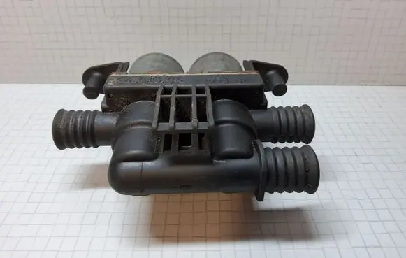 BMW 5 E39 Coolant heater control valve 8374995 1147412137