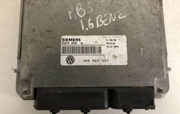 Volkswagen PASSAT B5 Engine control unit/module 3B0907557 5WP425001