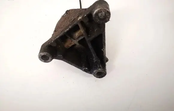 Nissan Primera Engine mounting bracket