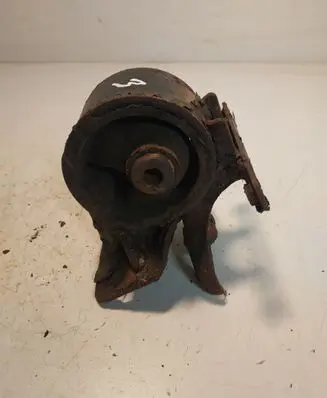 Toyota Avensis T220 Engine mount bracket