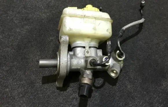 Volkswagen New Beetle Master brake cylinder