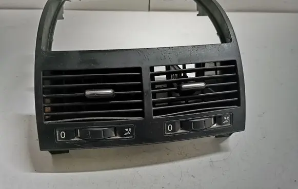 Volkswagen Touareg I Dash center air vent grill 7L6819727