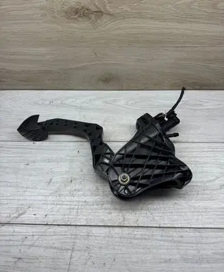 Volkswagen Golf V Clutch pedal 1K1721059