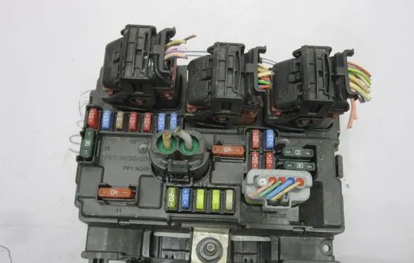 Citroen C3 Fuse module 9667199680
