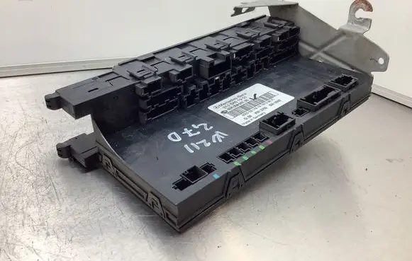 Mercedes-Benz E W211 Fuse module 2115451901 5DK00804730