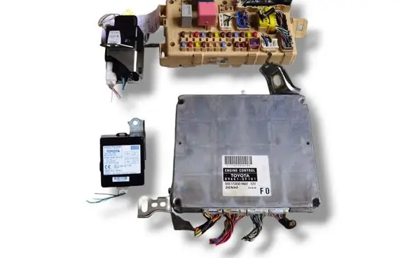 Toyota Corolla Verso AR10 Engine ECU kit and lock set MB175800-9441 89661-0F101