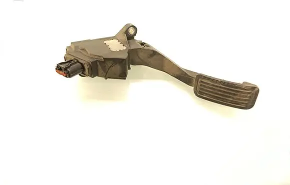 Accelerator throttle pedal