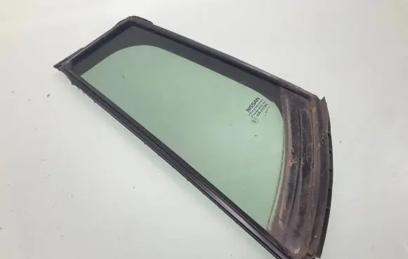 Nissan Leaf II (ZE1) Rear vent window glass 822735SL0A