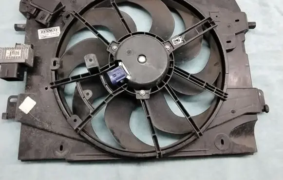 Renault Captur Radiator cooling fan shroud 214818009R