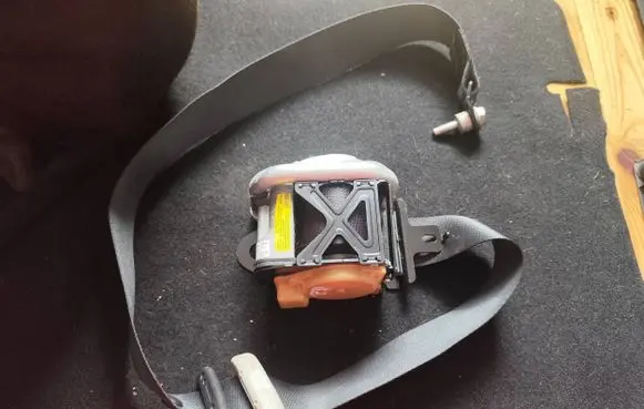 Nissan Note (E11) Front seatbelt 86884BH10A