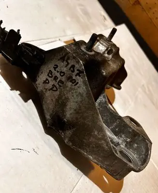 Audi A4 S4 B7 8E 8H Engine mounting bracket 8E0199252N