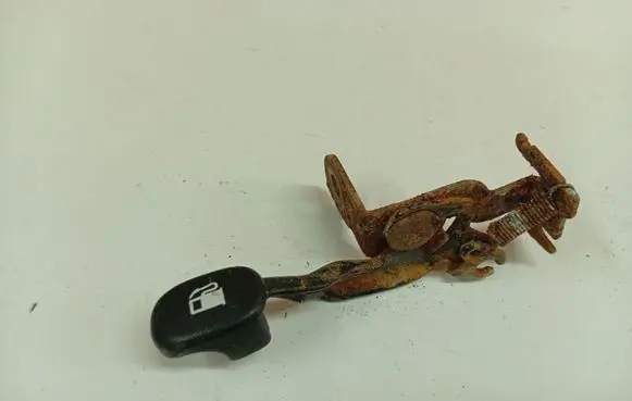 Hyundai i30 Fuel tank opening switch