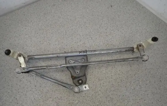 Suzuki Swift I Front wiper linkage 