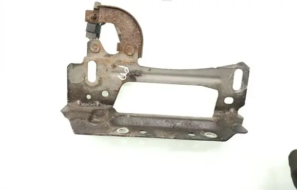 Mazda CX-7 Fender mounting bracket 