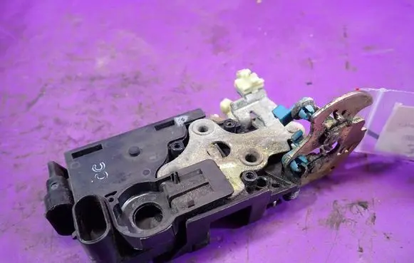 Chevrolet Aveo Front door lock 
