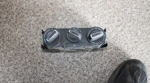 Volkswagen Polo VI Climate control unit 6C0819045C