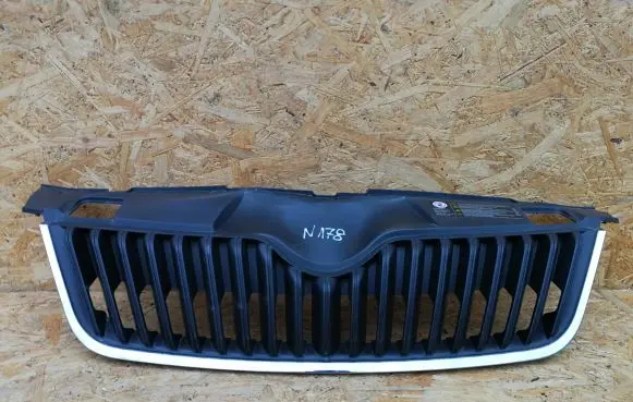 Skoda Fabia Mk2 (5J) Front bumper upper radiator grill 5J0853668D