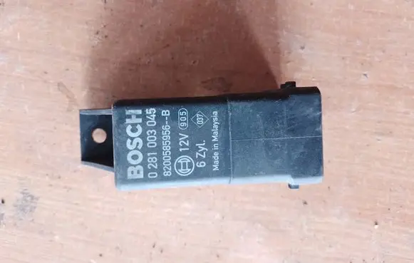Nissan Pathfinder R51 Glow plug pre-heat relay 0281003045
