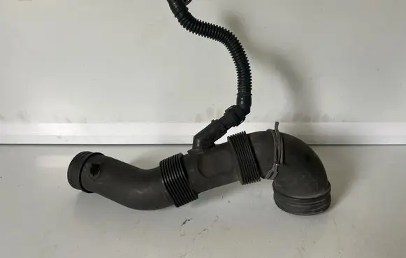 Volkswagen Transporter - Caravelle T5 Turbo air intake inlet pipe/hose ZSB7H0129615