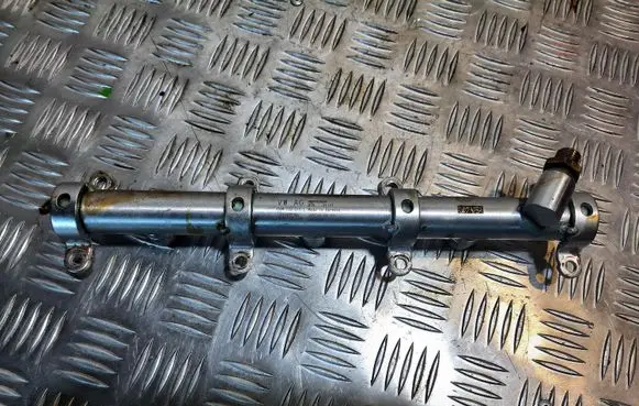 Audi A5 Fuel distributor 06M133315L