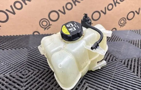 Volvo XC90 Coolant expansion tank/reservoir D2L4A