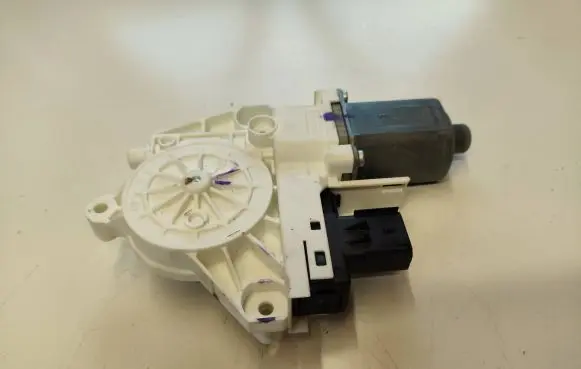 Fiat Freemont Front door window regulator motor 0130822472