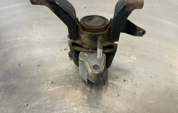 Toyota Auris 150 Engine mount bracket