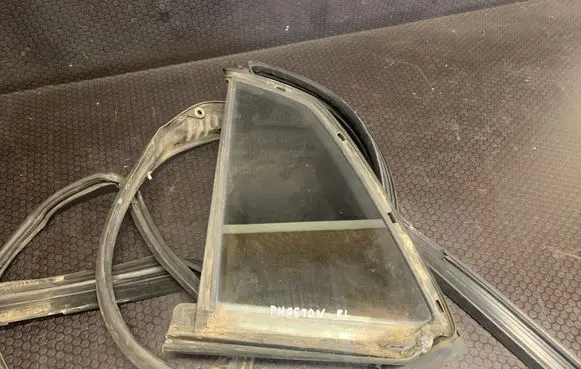 Volkswagen Phaeton Rear vent window glass E000233