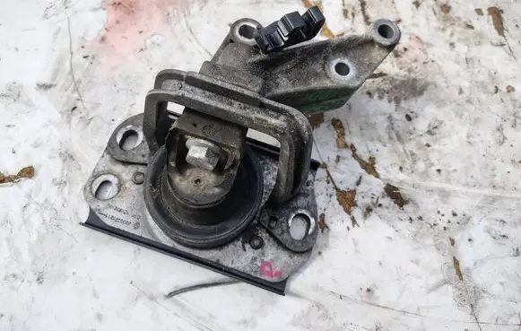Vauxhall Vivaro A Engine mounting bracket 