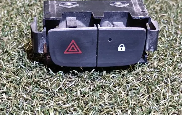 Opel Vivaro Hazard light switch 252100622R 252100622RA