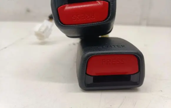 Subaru Forester SK Middle seatbelt buckle (rear) 