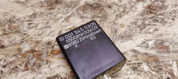 Mercedes-Benz 380 560SEC C126 Fuel pump relay 0015455305