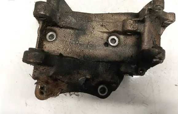 Engine mounting bracket