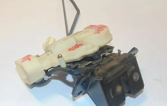Mazda 323 Tailgate/trunk/boot lock/catch/latch B25W62310A