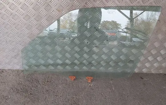 Nissan Juke I F15 Front door window glass four-door