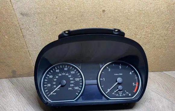 BMW 1 E81 E87 Speedometer (instrument cluster) 1024982 102498293 9187047