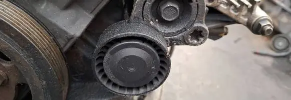 Chevrolet Captiva Generator/alternator belt tensioner