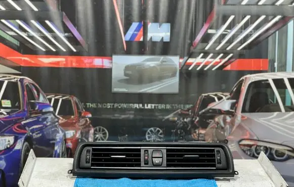 BMW 5 F10 F11 Dash center air vent grill