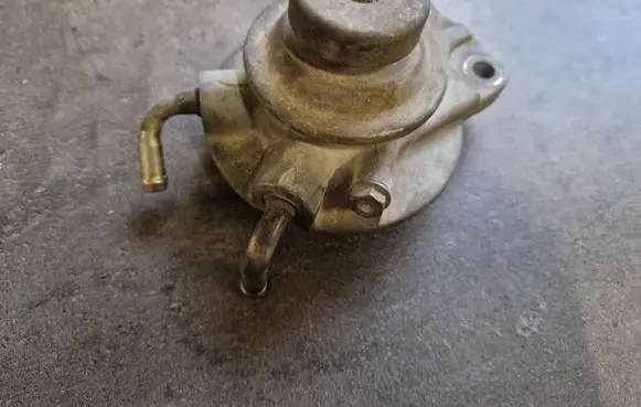 Mitsubishi Pajero Sport I Fuel filter bracket/mount holder 