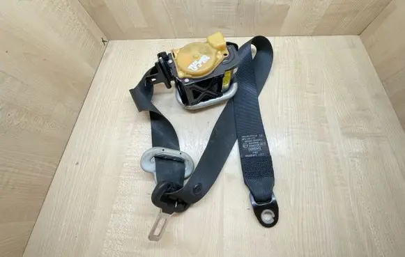 Nissan Note (E11) Rear seatbelt 86884BH05A