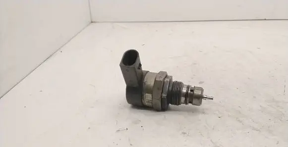 BMW 5 E60 E61 Fuel pressure regulator 0281002481 13476136 190906