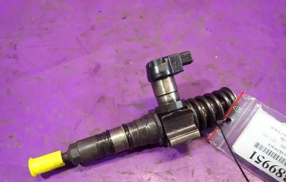Volkswagen PASSAT B6 Fuel injector 