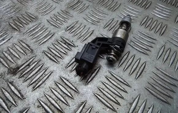 Volkswagen PASSAT B6 Fuel injector 03C906036J