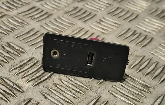 Volvo XC90 USB socket connector 31389705