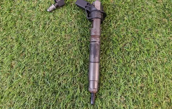 Mercedes-Benz ML W164 Fuel injector A6420701887 070326 0445115072