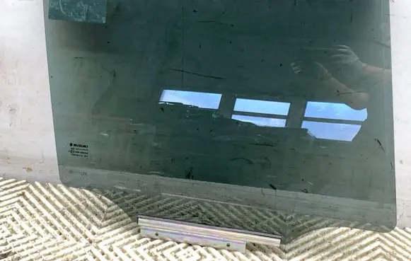Rear door window glass