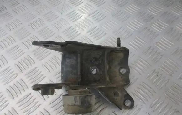Toyota Avensis T220 Engine mounting bracket