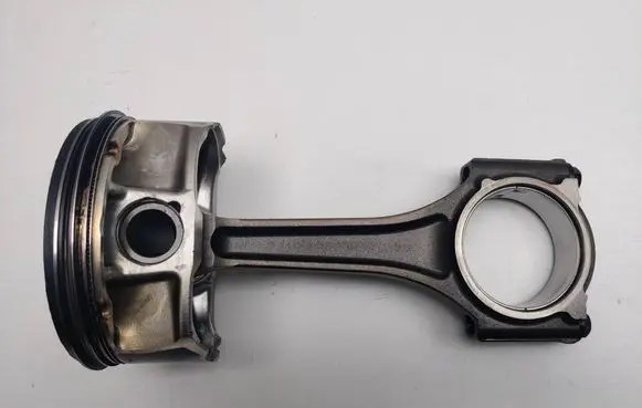 Dodge Challenger Piston with connecting rod 