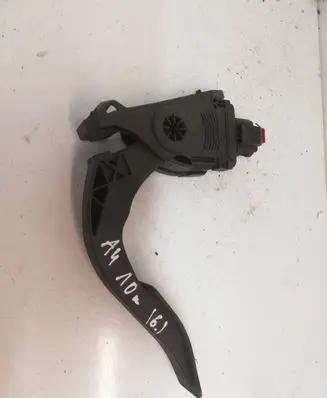 Accelerator throttle pedal
