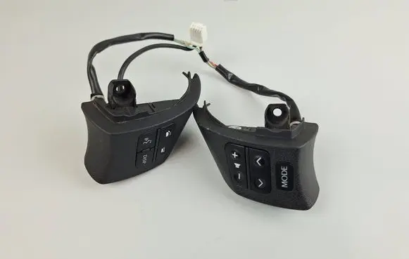 Lexus IS 220D-250-350 Steering wheel buttons/switches 75B458